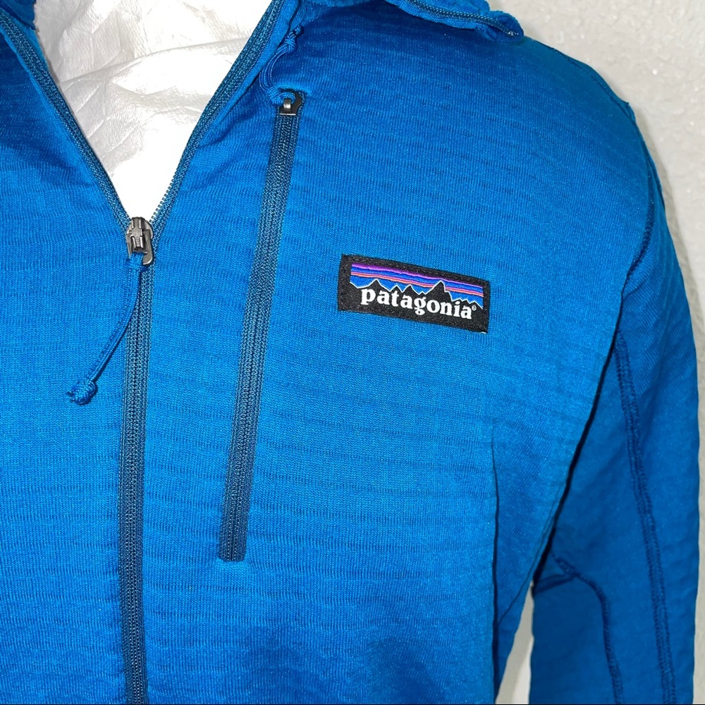 The R1® Pullover is a versatile, midlayer fleece